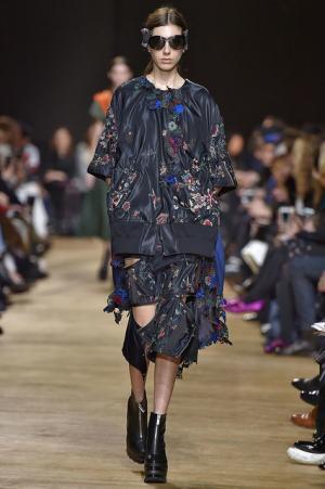 留まることなきハイブリッド、躍動するサカイのワードローブ【2017-18秋冬ウィメンズ】