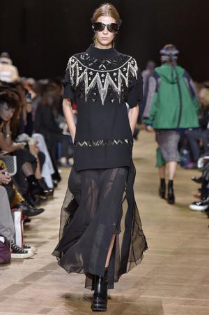 留まることなきハイブリッド、躍動するサカイのワードローブ【2017-18秋冬ウィメンズ】