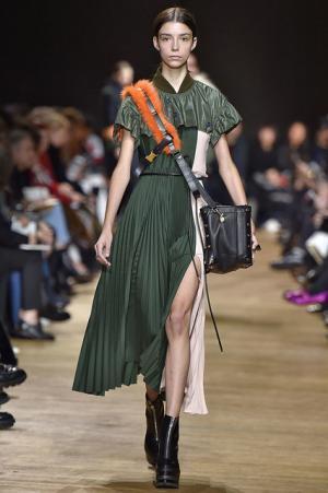 留まることなきハイブリッド、躍動するサカイのワードローブ【2017-18秋冬ウィメンズ】