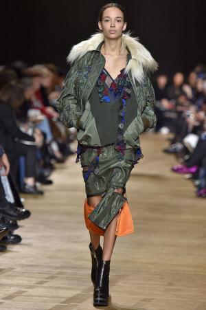 留まることなきハイブリッド、躍動するサカイのワードローブ【2017-18秋冬ウィメンズ】