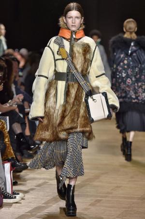 留まることなきハイブリッド、躍動するサカイのワードローブ【2017-18秋冬ウィメンズ】