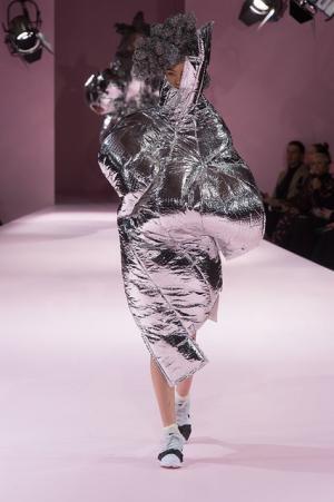 コム デ ギャルソン、膨らむシルエットで定義する未来のファッション【2017-18秋冬ウィメンズ】