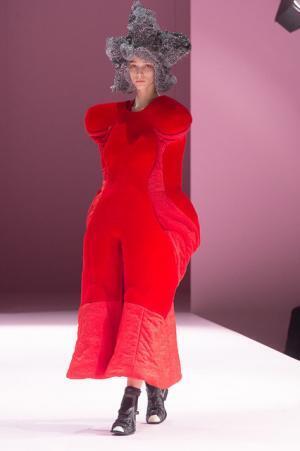 コム デ ギャルソン、膨らむシルエットで定義する未来のファッション【2017-18秋冬ウィメンズ】