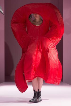 コム デ ギャルソン、膨らむシルエットで定義する未来のファッション【2017-18秋冬ウィメンズ】