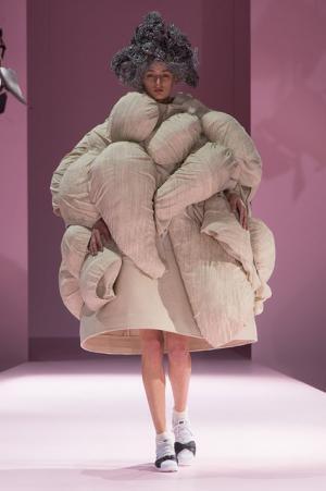 コム デ ギャルソン、膨らむシルエットで定義する未来のファッション【2017-18秋冬ウィメンズ】