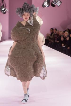 コム デ ギャルソン、膨らむシルエットで定義する未来のファッション【2017-18秋冬ウィメンズ】