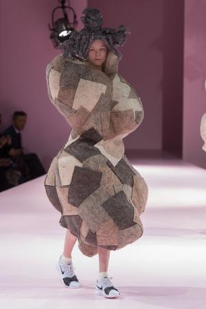 コム デ ギャルソン、膨らむシルエットで定義する未来のファッション【2017-18秋冬ウィメンズ】