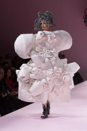 コム デ ギャルソン、膨らむシルエットで定義する未来のファッション【2017-18秋冬ウィメンズ】