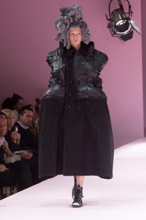 コム デ ギャルソン、膨らむシルエットで定義する未来のファッション【2017-18秋冬ウィメンズ】