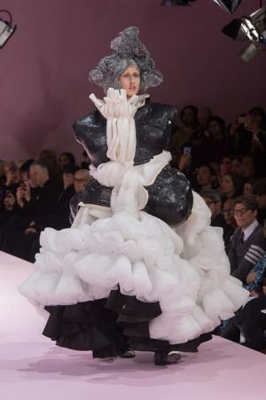 コム デ ギャルソン、膨らむシルエットで定義する未来のファッション【2017-18秋冬ウィメンズ】