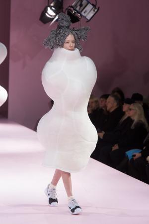 コム デ ギャルソン、膨らむシルエットで定義する未来のファッション【2017-18秋冬ウィメンズ】