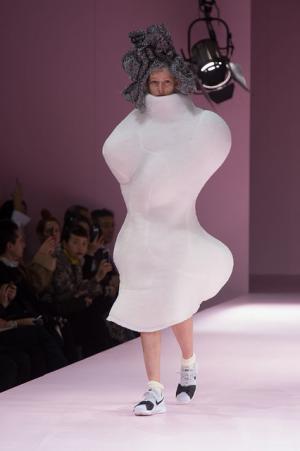 コム デ ギャルソン、膨らむシルエットで定義する未来のファッション【2017-18秋冬ウィメンズ】