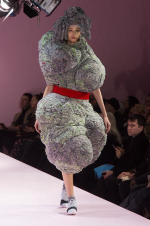 コム デ ギャルソン、膨らむシルエットで定義する未来のファッション【2017-18秋冬ウィメンズ】