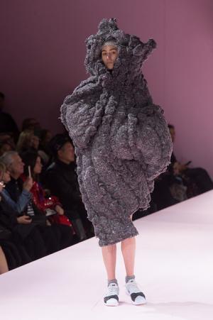 コム デ ギャルソン、膨らむシルエットで定義する未来のファッション【2017-18秋冬ウィメンズ】