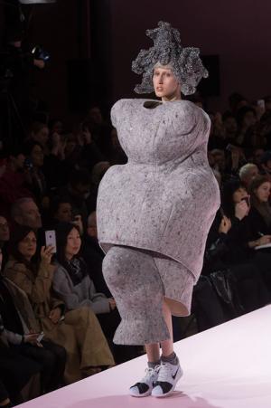 コム デ ギャルソン、膨らむシルエットで定義する未来のファッション【2017-18秋冬ウィメンズ】