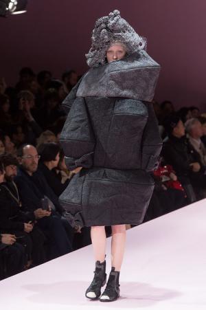 コム デ ギャルソン、膨らむシルエットで定義する未来のファッション【2017-18秋冬ウィメンズ】