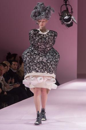 コム デ ギャルソン、膨らむシルエットで定義する未来のファッション【2017-18秋冬ウィメンズ】