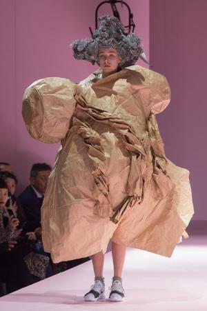 コム デ ギャルソン、膨らむシルエットで定義する未来のファッション【2017-18秋冬ウィメンズ】