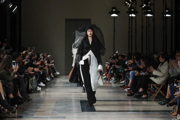 アン ドゥムルメステール、軽やかに甘く【2017-18秋冬ウィメンズ】