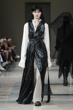 アン ドゥムルメステール、軽やかに甘く【2017-18秋冬ウィメンズ】