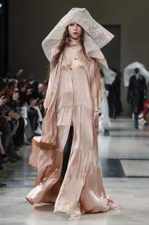 アン ドゥムルメステール、軽やかに甘く【2017-18秋冬ウィメンズ】