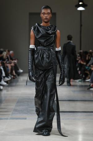 アン ドゥムルメステール、軽やかに甘く【2017-18秋冬ウィメンズ】