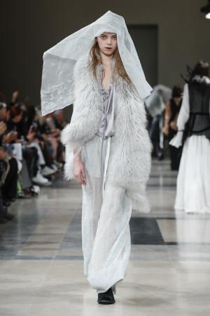 アン ドゥムルメステール、軽やかに甘く【2017-18秋冬ウィメンズ】