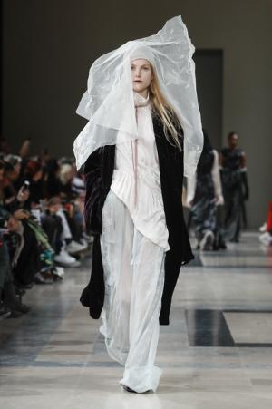 アン ドゥムルメステール、軽やかに甘く【2017-18秋冬ウィメンズ】