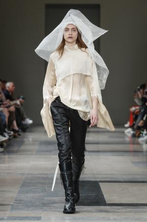 アン ドゥムルメステール、軽やかに甘く【2017-18秋冬ウィメンズ】