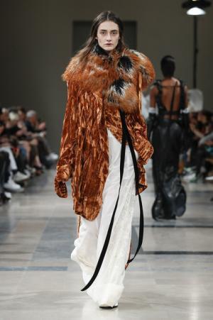 アン ドゥムルメステール、軽やかに甘く【2017-18秋冬ウィメンズ】