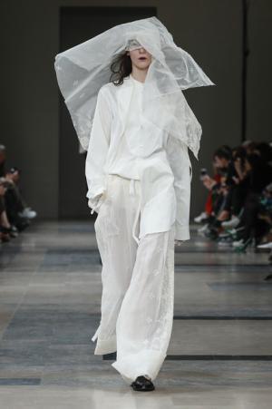 アン ドゥムルメステール、軽やかに甘く【2017-18秋冬ウィメンズ】