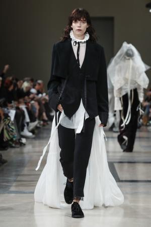 アン ドゥムルメステール、軽やかに甘く【2017-18秋冬ウィメンズ】