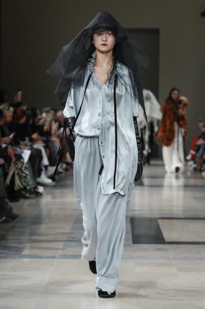 アン ドゥムルメステール、軽やかに甘く【2017-18秋冬ウィメンズ】