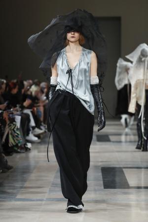 アン ドゥムルメステール、軽やかに甘く【2017-18秋冬ウィメンズ】