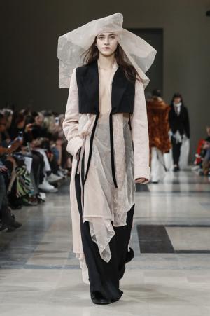 アン ドゥムルメステール、軽やかに甘く【2017-18秋冬ウィメンズ】