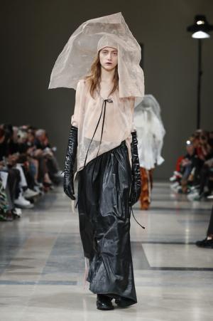 アン ドゥムルメステール、軽やかに甘く【2017-18秋冬ウィメンズ】