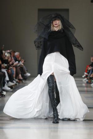 アン ドゥムルメステール、軽やかに甘く【2017-18秋冬ウィメンズ】