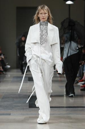 アン ドゥムルメステール、軽やかに甘く【2017-18秋冬ウィメンズ】