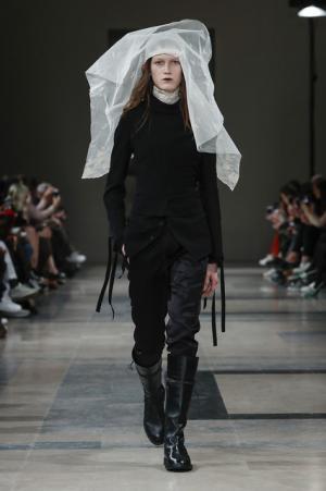 アン ドゥムルメステール、軽やかに甘く【2017-18秋冬ウィメンズ】