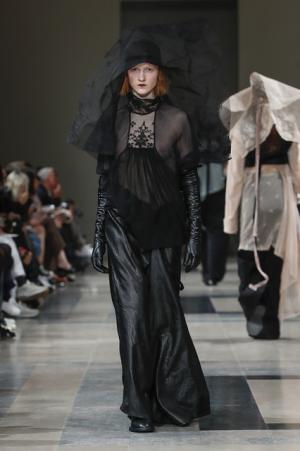 アン ドゥムルメステール、軽やかに甘く【2017-18秋冬ウィメンズ】