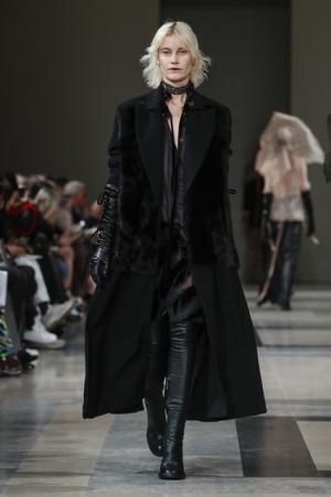 アン ドゥムルメステール、軽やかに甘く【2017-18秋冬ウィメンズ】