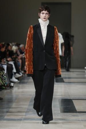 アン ドゥムルメステール、軽やかに甘く【2017-18秋冬ウィメンズ】