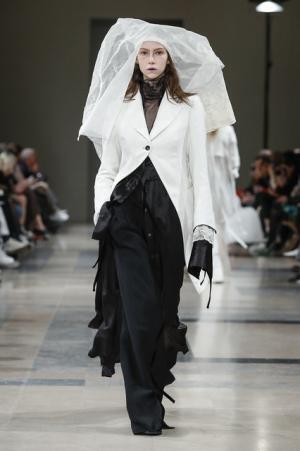 アン ドゥムルメステール、軽やかに甘く【2017-18秋冬ウィメンズ】