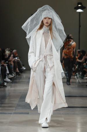 アン ドゥムルメステール、軽やかに甘く【2017-18秋冬ウィメンズ】