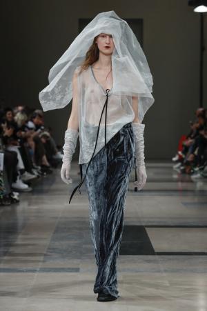 アン ドゥムルメステール、軽やかに甘く【2017-18秋冬ウィメンズ】