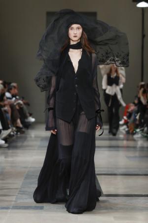 アン ドゥムルメステール、軽やかに甘く【2017-18秋冬ウィメンズ】