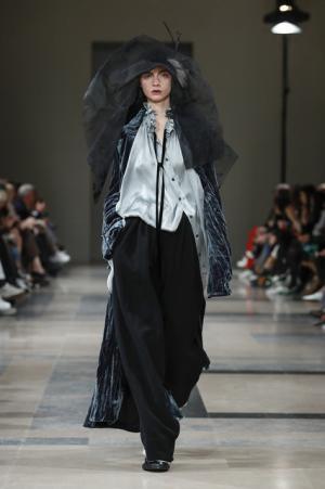 アン ドゥムルメステール、軽やかに甘く【2017-18秋冬ウィメンズ】