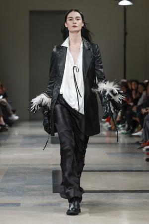 アン ドゥムルメステール、軽やかに甘く【2017-18秋冬ウィメンズ】