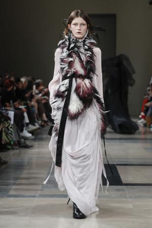 アン ドゥムルメステール、軽やかに甘く【2017-18秋冬ウィメンズ】