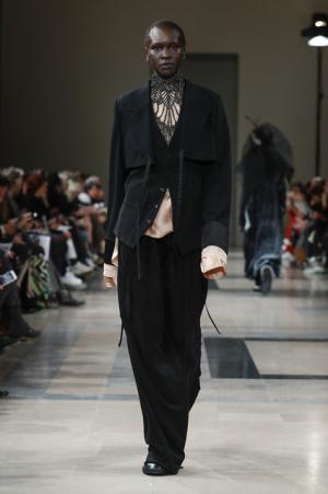 アン ドゥムルメステール、軽やかに甘く【2017-18秋冬ウィメンズ】